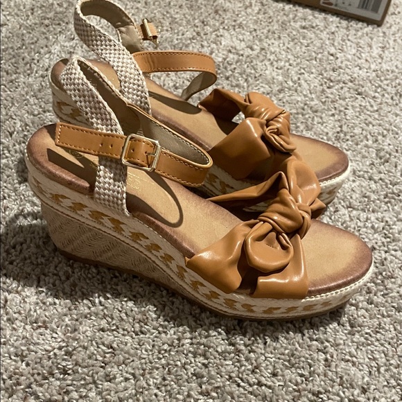 Shoes - Stylish Tan Wedge Sandals